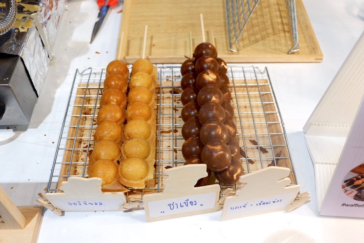 Waffleful_th's tweet photo. พบกับวาฟเฟิลฟูลได้ที่ สามย่านมิตรทาวน์!! กับงาน Chill market ตั้งแต่วันที่ 9-15 พ.ค.66
เราพร้อมเสิร์ฟวาฟเฟิลฮ่องกง กรอบนอกนุ่มใน และบับเบิ้ลวาฟเฟิล🍡 วาฟเฟิลเสียบไม้สไตล์เกาหลี 

📍บูธอยู่ชั้น B (ตรงข้ามกับก๋วยเตี๋ยวเรือพระนคร) เปิด 10.00-22.00 น. นะค้า https://t.co/mROwDk7MTo