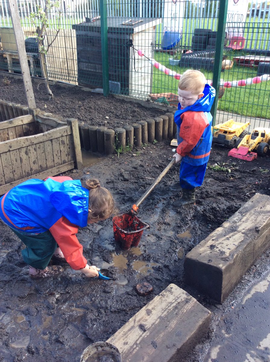 DeansNursery's tweet photo. “We are going to make mud castles”. https://t.co/yLqeSInC1k