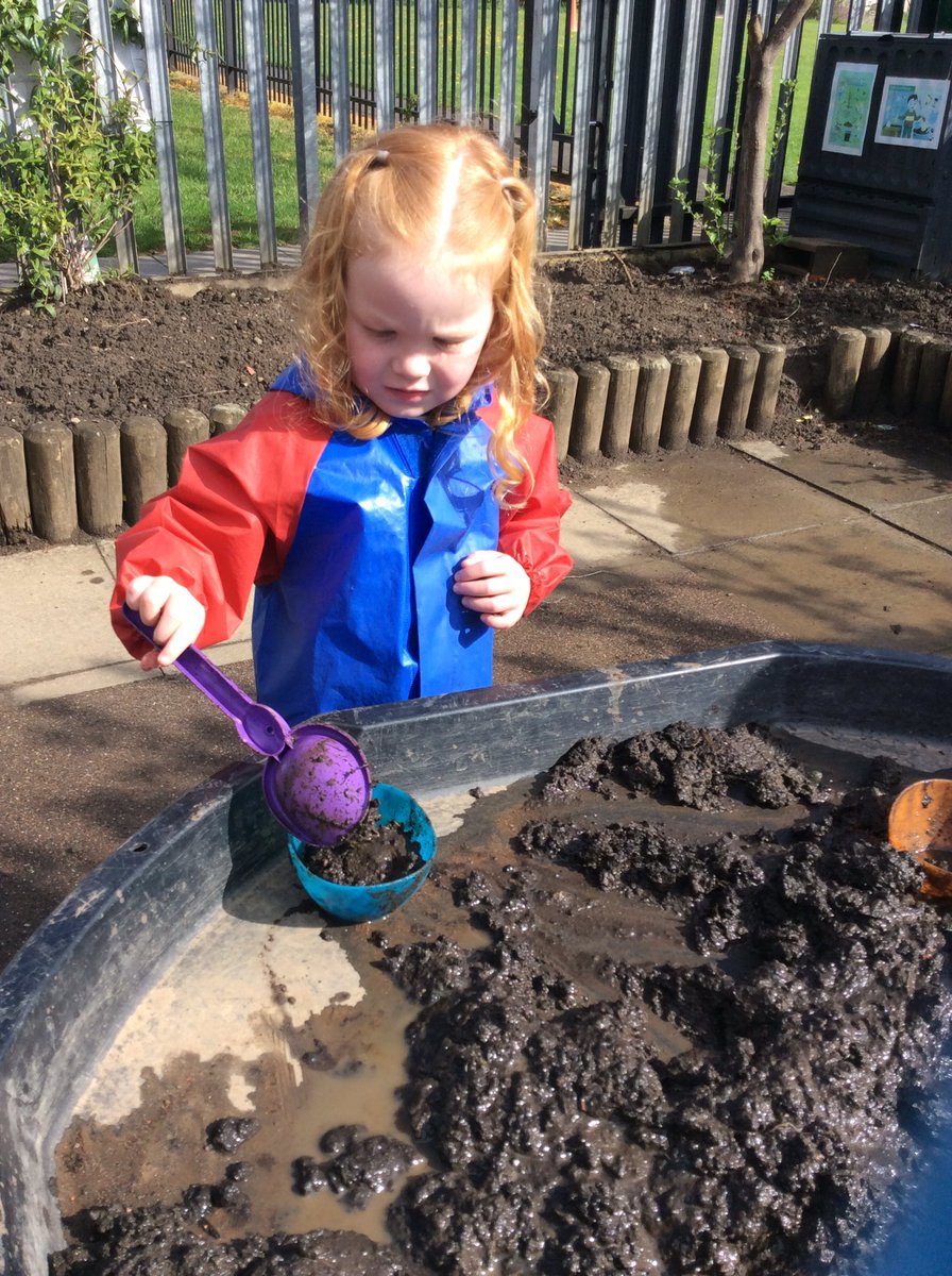 DeansNursery's tweet photo. “We are going to make mud castles”. https://t.co/yLqeSInC1k