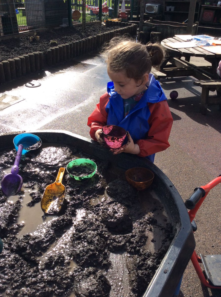DeansNursery's tweet photo. “We are going to make mud castles”. https://t.co/yLqeSInC1k