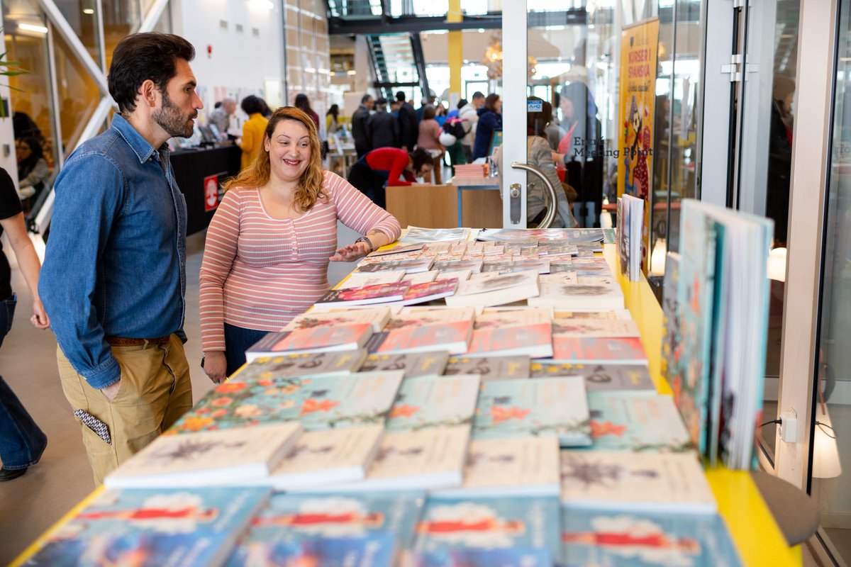 La presencia de <a href="/UVEBOOKS/">Uve Books</a> fue un gran valor añadido en la Feria. Su editora Sandra Márquez nos trajo a Malmö muchos títulos de su cuidadísimo catálogo. Además Sandra presentó su libro "La simbología de las flores", que han escrito bajo el seudónimo Emain Juliana.