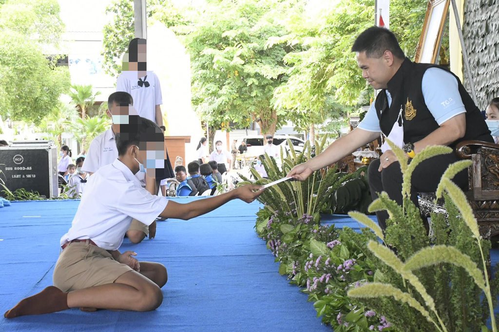 nefj92's tweet photo. สุพรรณบุรีเกินไปในความหมายที่พูดคงจะเป็นอะไรแบบในรูปนี้
(นี่เป็นเรื่องตั้งแต่ปี 63 และคุณวราวุธก็ออกมาชี้แจงแล้วว่ามีการกราบขอบคุณแบบนี้มาตั้งแต่รุ่นพ่อ (บรรหาร ศิลปอาชา) จึงทำให้เขารู้สึกคุ้นชินกับวัฒนธรรมแบบนี้ แต่เพราะมันเป็นภาพชัดดีจึงนำมายกประกอบครับ) https://t.co/fARtrGXMPP