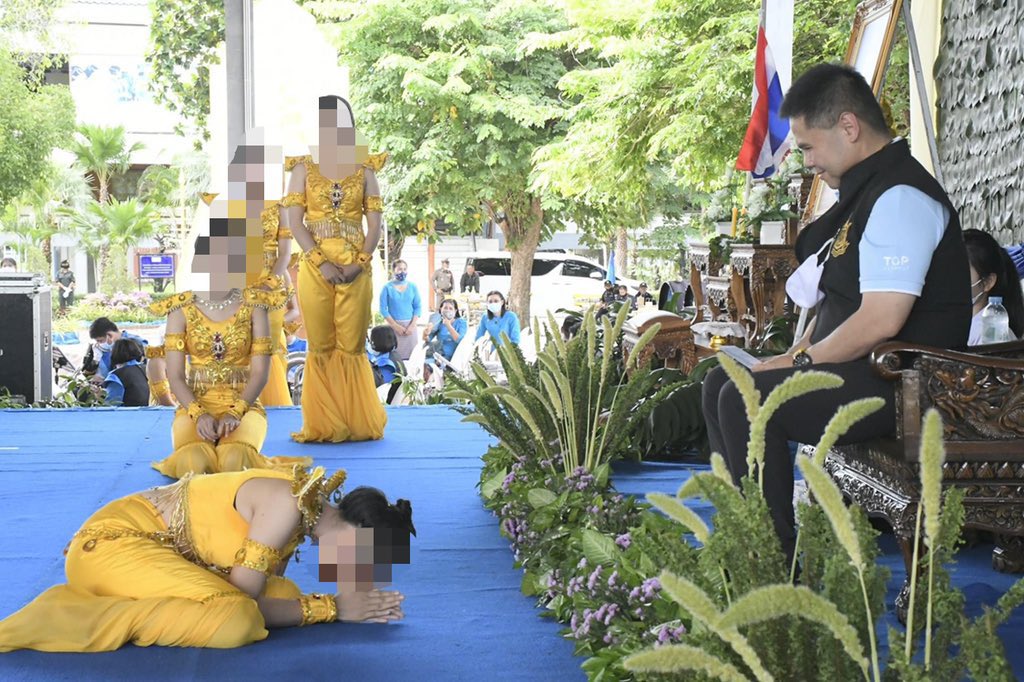 nefj92's tweet photo. สุพรรณบุรีเกินไปในความหมายที่พูดคงจะเป็นอะไรแบบในรูปนี้
(นี่เป็นเรื่องตั้งแต่ปี 63 และคุณวราวุธก็ออกมาชี้แจงแล้วว่ามีการกราบขอบคุณแบบนี้มาตั้งแต่รุ่นพ่อ (บรรหาร ศิลปอาชา) จึงทำให้เขารู้สึกคุ้นชินกับวัฒนธรรมแบบนี้ แต่เพราะมันเป็นภาพชัดดีจึงนำมายกประกอบครับ) https://t.co/fARtrGXMPP