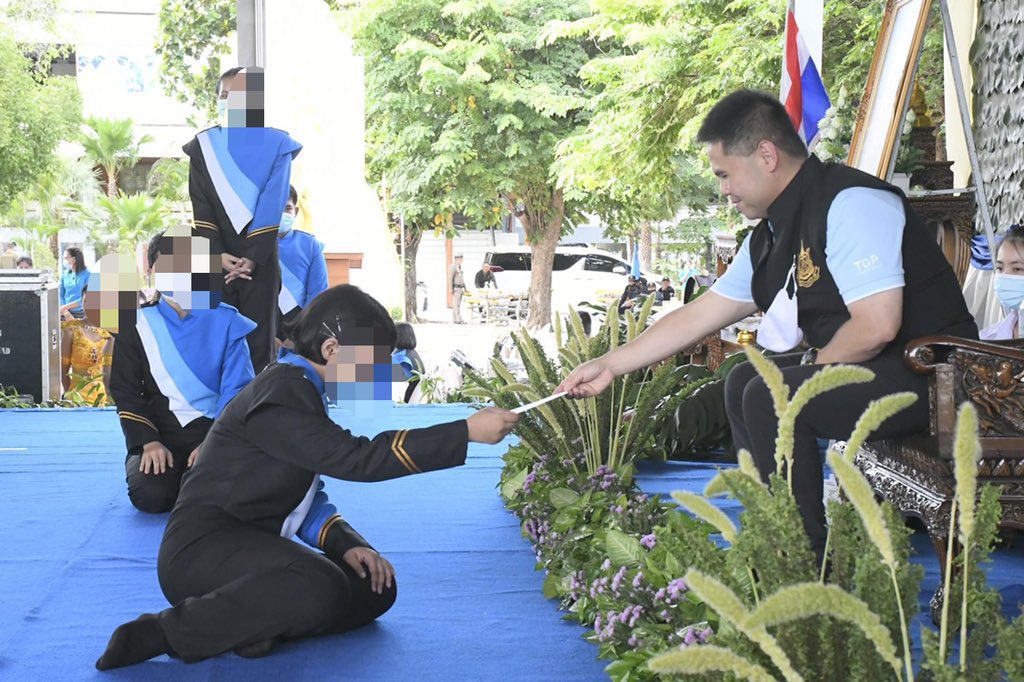 nefj92's tweet photo. สุพรรณบุรีเกินไปในความหมายที่พูดคงจะเป็นอะไรแบบในรูปนี้
(นี่เป็นเรื่องตั้งแต่ปี 63 และคุณวราวุธก็ออกมาชี้แจงแล้วว่ามีการกราบขอบคุณแบบนี้มาตั้งแต่รุ่นพ่อ (บรรหาร ศิลปอาชา) จึงทำให้เขารู้สึกคุ้นชินกับวัฒนธรรมแบบนี้ แต่เพราะมันเป็นภาพชัดดีจึงนำมายกประกอบครับ) https://t.co/fARtrGXMPP