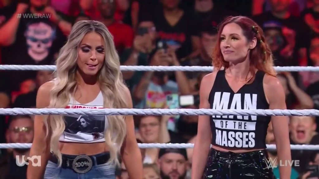 WWE: Becky Lynch torna a RAW e attacca Trish Stratus https://t.co/YVximov5Gf
#BeckyLynch #Raw #TrishStratus #WWE https://t.co/n8dU1GQxHt