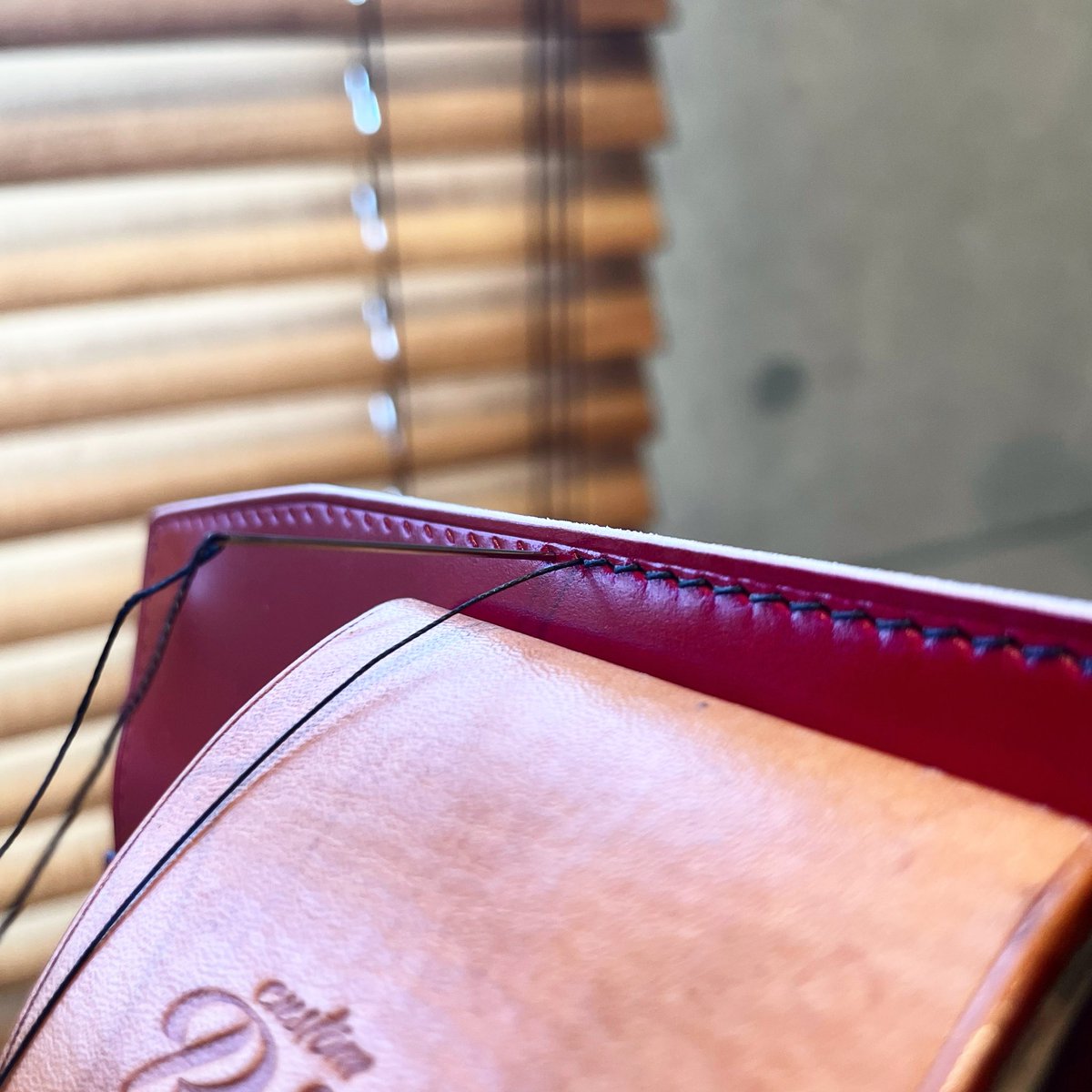RadTaison's tweet photo. 逆目Hand-sewn
#chevy #radandco #手縫い #handsewn #最小長財布 #cordvan #bridleleather #radcustoms https://t.co/gLlv38mAR5