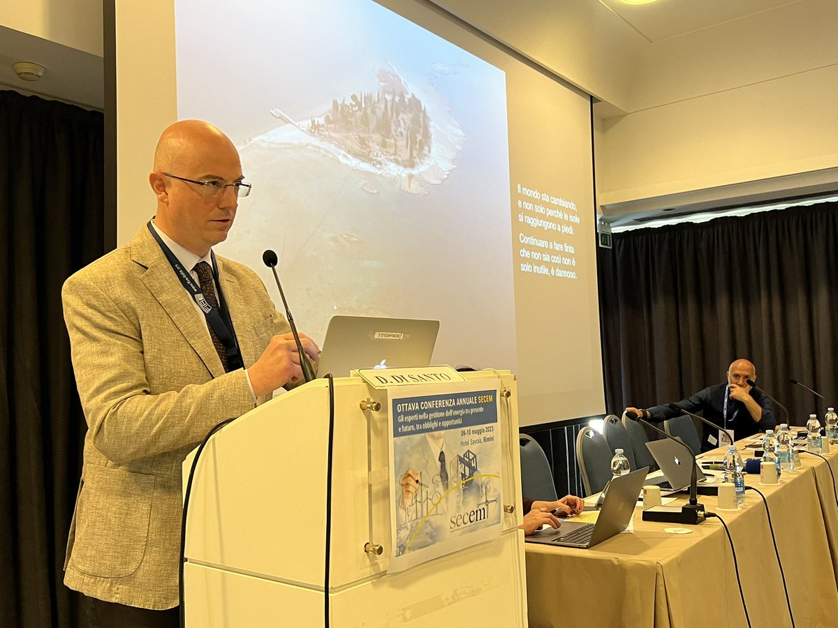FIRE_ita's tweet photo. Ottava conferenza SECEM. 
Apre i lavoro Dario Di Santo: dobbiamo puntare sul cambiamento degli stili e dei processi e sul ripensamento dei prodotti e dei servizi. https://t.co/OWRaR3DUfR