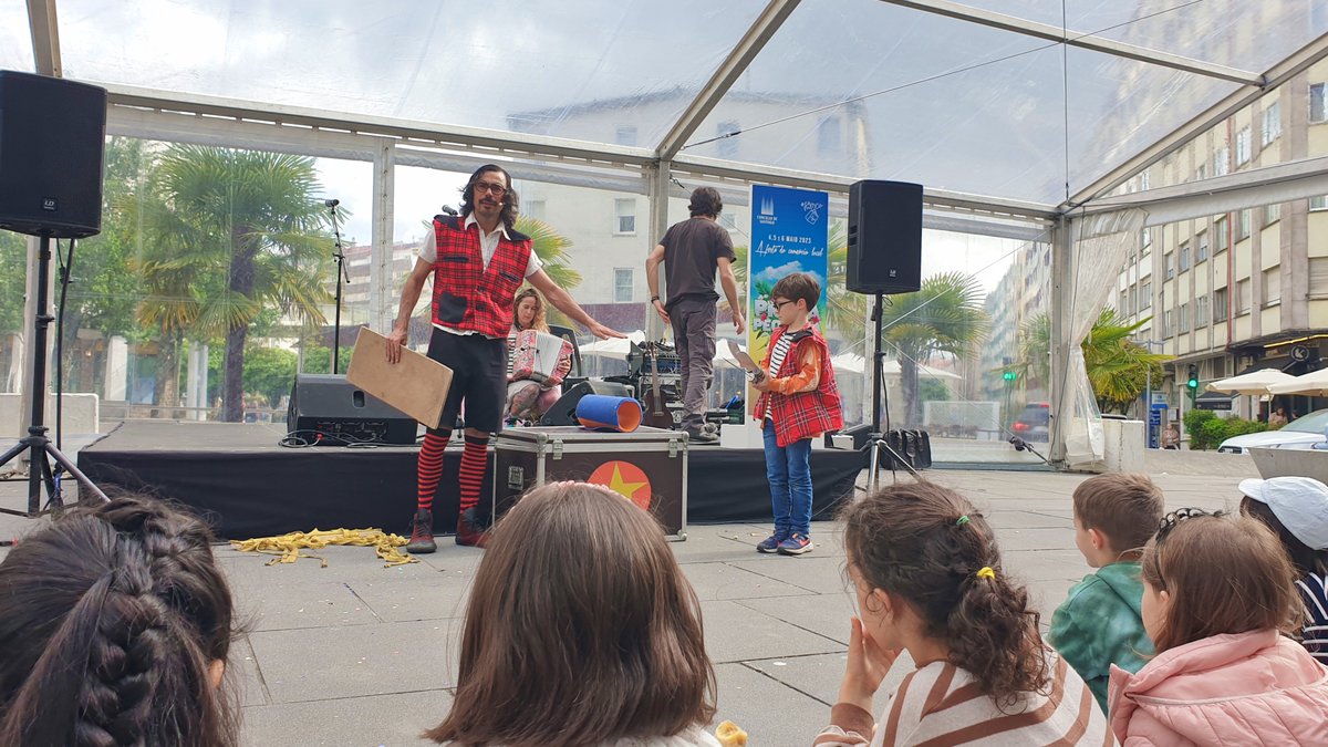 ComercioStgo's tweet photo. Seguimos lembrando momentos de #Prima23, a festa do comercio local en Compostela. Mirade, mirade 🌸🌸 https://t.co/Ea54YTPDtQ