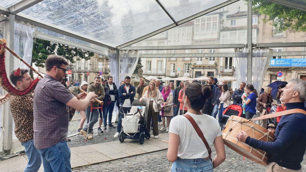 ComercioStgo's tweet photo. Seguimos lembrando momentos de #Prima23, a festa do comercio local en Compostela. Mirade, mirade 🌸🌸 https://t.co/Ea54YTPDtQ
