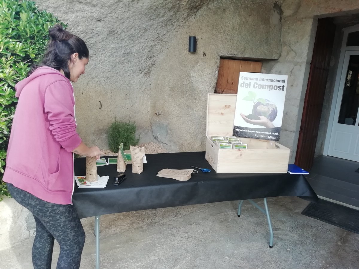 irtacat's tweet photo. Bon dia! 🌞
Avui els companys de l'IRTA #MasBadia participen a la Setmana internacional del compost (#ICAW2023).
A l'entrada del centre podreu recollir gratis bosses de #compost, i aprendreu més sobre compostatge. Els trobareu a la Tallada d'Empordà (#Girona).
Amb @residuscat https://t.co/MwwVxm07sI