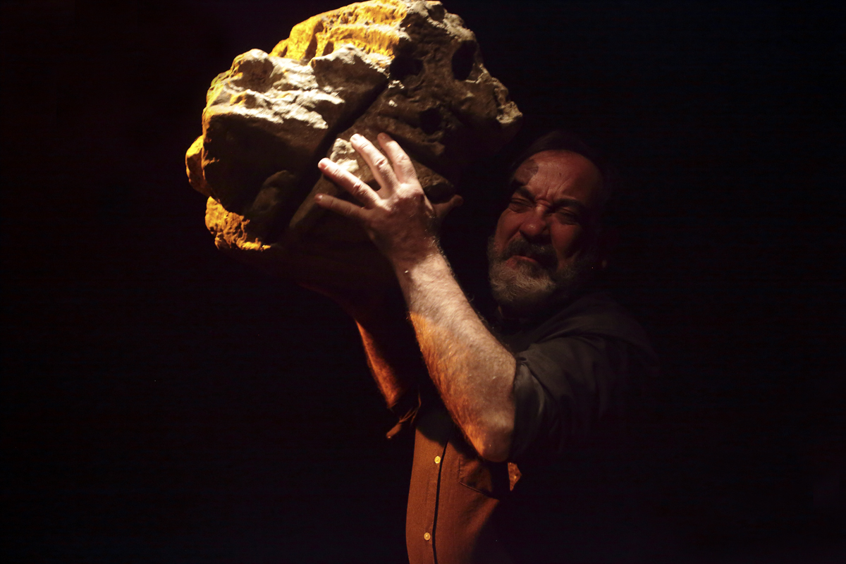 El 13 y el 14 a las 19h, nos acercamos a encrucijadas universales a través de la Cía. Hongaresa de Teatre y "Piedra y encrucijada" de Paco Zarzoso.

Una divertida pieza de autoficción que juega entre lo biográfico y lo teatral, lo real y lo metateatral.

¡No vemos en el Teatro!