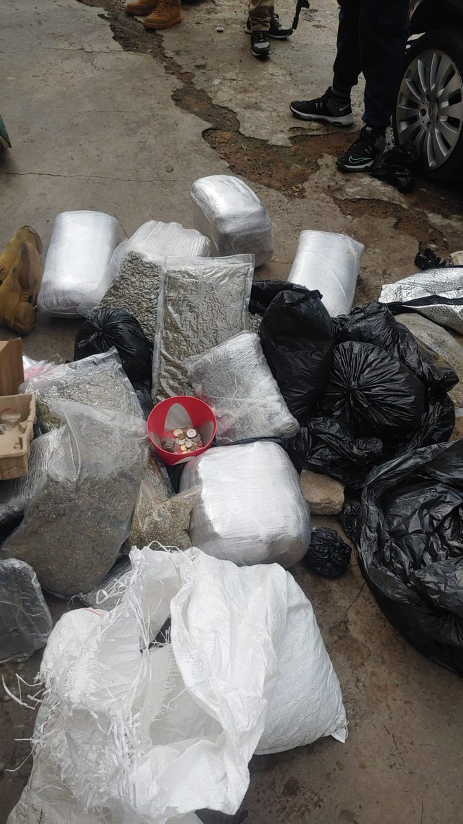 JoburgMPD's tweet photo. Media Statement:
SUSPECTS ARRESTED IN POSSESSION OF UNLICENSED FIREARMS AND AMMUNITION AND FOR POSSESSION AND DEALING IN DAGGA IN IVORY PARK #ManjeNamhlanje #SaferJoburg https://t.co/1YvnISgclH