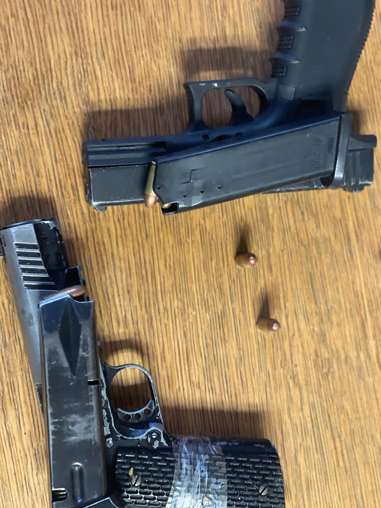 JoburgMPD's tweet photo. Media Statement:
SUSPECTS ARRESTED IN POSSESSION OF UNLICENSED FIREARMS AND AMMUNITION AND FOR POSSESSION AND DEALING IN DAGGA IN IVORY PARK #ManjeNamhlanje #SaferJoburg https://t.co/1YvnISgclH