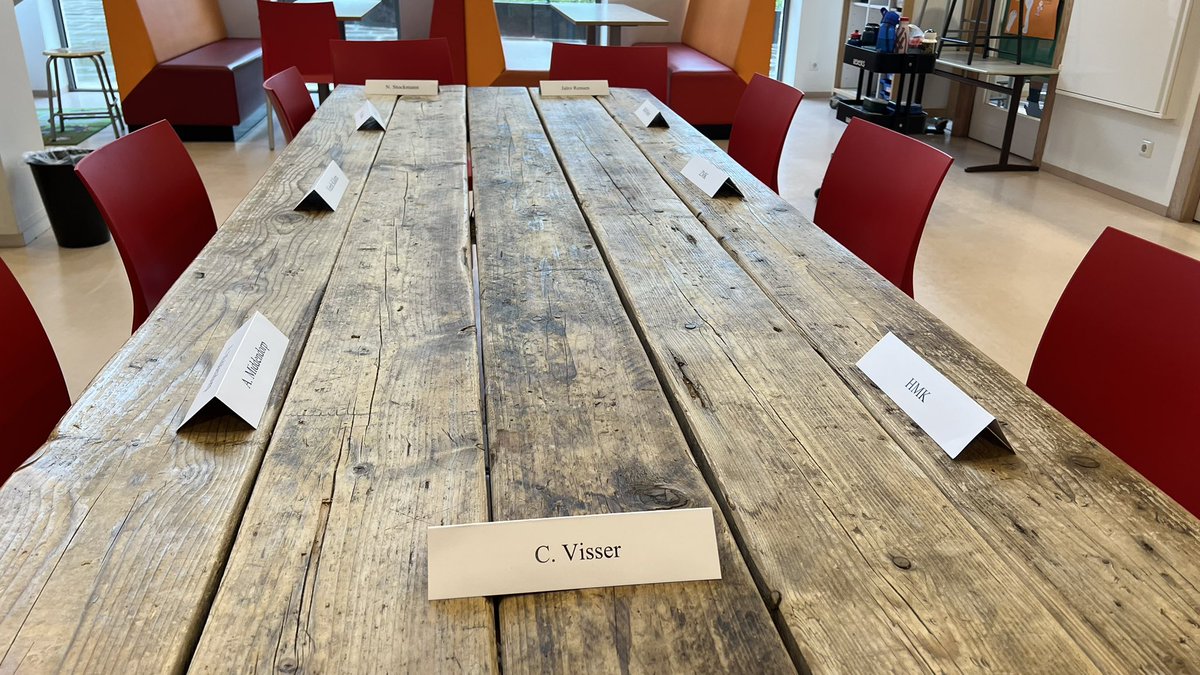 LennardGeerts's tweet photo. De tafels en bordjes staan klaar voor de gesprekken op #Vlieland!

Rond 14:00 komt het Koninklijk Paar hier op eilandschool de Jutter aan. 

#OmroepZilt #OmropFryslân https://t.co/qUScdFTcg0