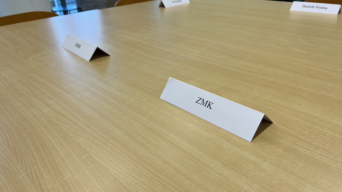 LennardGeerts's tweet photo. De tafels en bordjes staan klaar voor de gesprekken op #Vlieland!

Rond 14:00 komt het Koninklijk Paar hier op eilandschool de Jutter aan. 

#OmroepZilt #OmropFryslân https://t.co/qUScdFTcg0