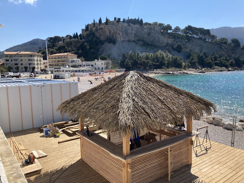 🏖 Nos modules face à la plage de la Grande Mer de Cassis, vous les avez reconnus ?

Au Comptoir Plage #Cassis, Algeco est en pleine installation de modules personnalisés en paillote avec un bardage bois.