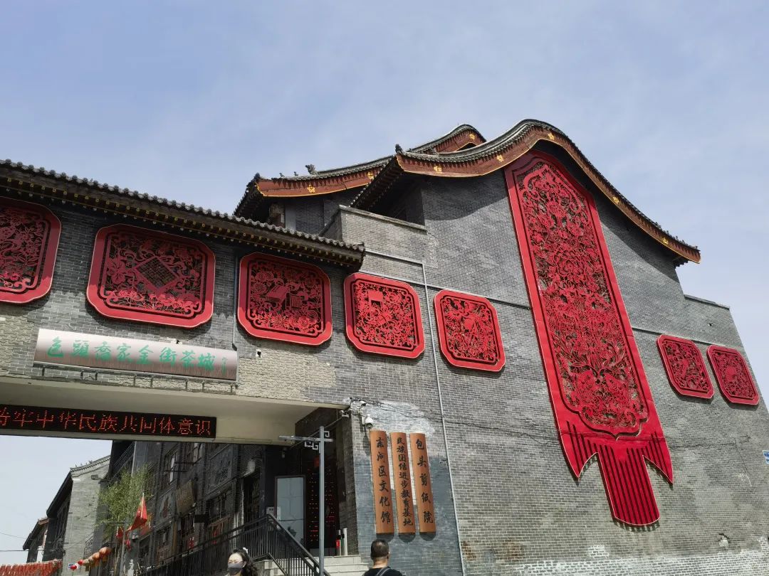 baotoucity's tweet photo. 🚌Special bus line set up in #Baotou. Visitors can explore exciting art destinations and admire the city's cultural history, like #photography, paper-cuttings, crosstalk, and Chinese folks. Simply hop on the Art Bus in Baotou and enjoy your trip! #BaotouArt #SpringinInnerMongolia https://t.co/Xhb6vGbxDC