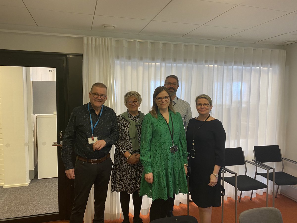 Tultiin <a href="/PenttilaAnne/">AnnePenttilä</a> kanssa Kajaaniin keskustelemaan <a href="/jukka_lindberg/">Jukka lindberg</a> &amp; co kanssa <a href="/KelaFpa/">Kela Fpa</a> ja <a href="/Kainuunhva/">Kainuun hyvinvointialue</a> yhteistyöstä. Tiedon hyödyntäminen #tietotarjotin ja palveluyhteistyön suunnittelu menivät jatkoon. Myös euroviisut mielessä osalla #vihreääpäälle #Chachacha #käärijä