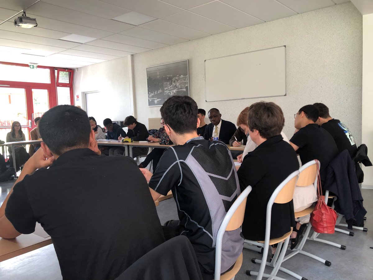 curie_lycee's tweet photo. Aujourd’hui, en cette journée de l’Europe, les élèves d’Hggsp de première suivent une conférence du professeur Somé dans le cadre d’un partenariat avec l’université de Strasbourg. https://t.co/fpH2N5Nb6H