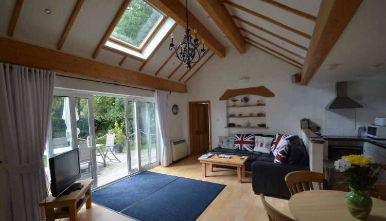 TheHolidayCots's tweet photo. Just a short walk from Woodside Beach you will find Kipper Cottage. This comfortable cottage also overlooks the tidal estuary Wootton Creek.
🛌Sleeps 1-4
https://t.co/PYbrhd25hG
#WoottonBridge #Ryde #IsleOfWight #HolidayCottage #Comfortable #TidalEstuary #WoodsideBeach https://t.co/eAGnxvGBdV
