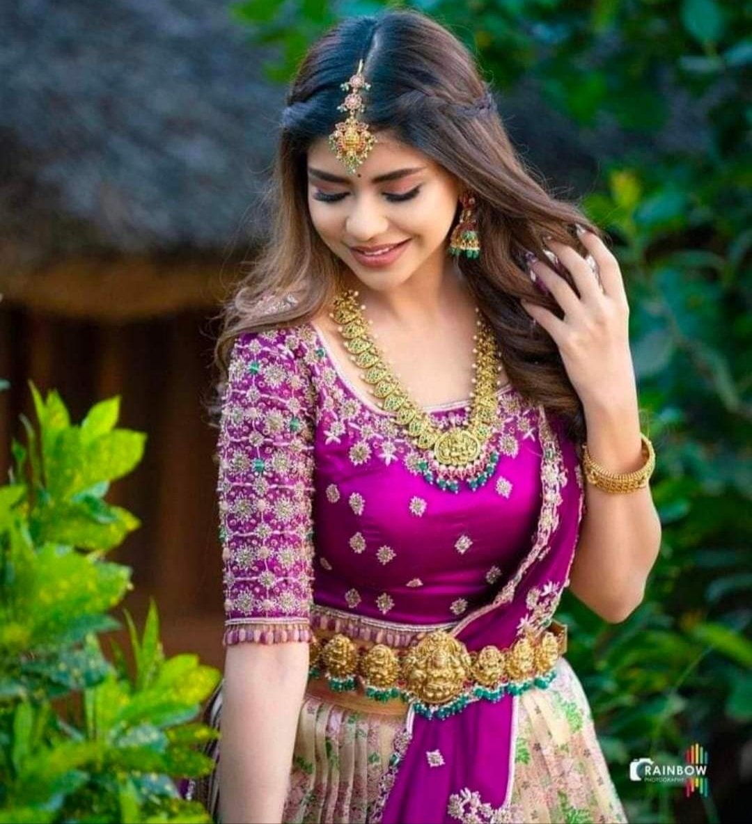 raajappu's tweet image. கிடைப்பது அரிது தான்
கிடைத்தால் பற்றிக் கொள்!
பொன் நகைகளில் இல்லாமல்
புன்னகைகளில் உன்னை
அலங்கரிக்க தெரிந்தவளை 💋💃