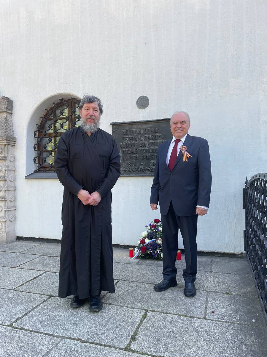 RusKonsLeipzig's tweet photo. 📍Лейпциг 

9 мая с.г. в ознаменование 78-й годовщины Победы в Великой Отечественной войне 1941-1945 гг. Генеральный консул России в Лейпциге А.Ю.Дронов и настоятель православного храма Отец Алексей возложили цветы к памятнику Неизвестному солдату перед Свято-Алексиевским храмом-памятником Русской Славы в г. Лейпциге.

#Победа78
#9мая
#Помним