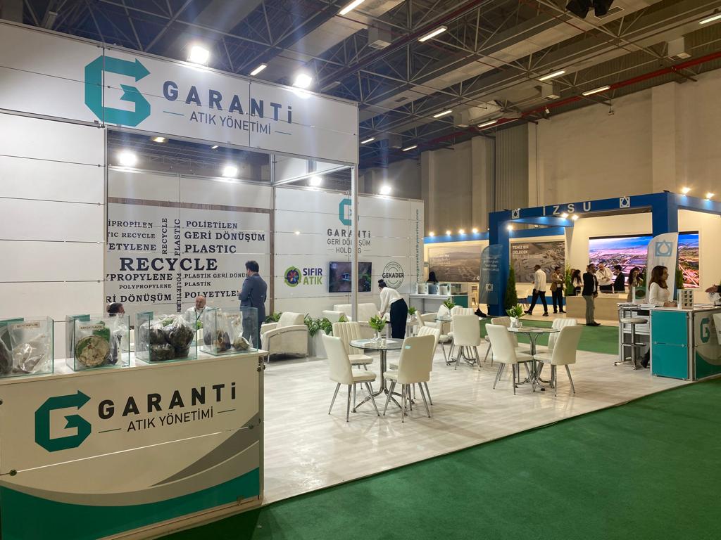 GarantiGeri's tweet photo. ♻️ Bugün ziyaretçilere kapısını açan fuarda yerini alan Garanti Holding çatısı altında yer alan Garanti Atık Yönetimi, sektöre sunduğu teknoloji ve altyapı çözümleriyle A Holü 261 nolu standta sizleri bekliyor! #WeCycle #Çevre #GeriDönüşüm #İzmir #Fuarizmir #Sürdürülebilirlik https://t.co/FHSYqwgxh8