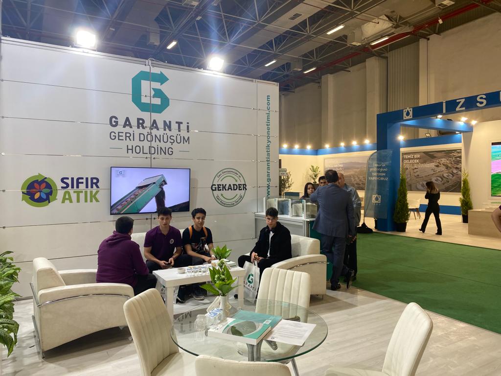 GarantiGeri's tweet photo. ♻️ Bugün ziyaretçilere kapısını açan fuarda yerini alan Garanti Holding çatısı altında yer alan Garanti Atık Yönetimi, sektöre sunduğu teknoloji ve altyapı çözümleriyle A Holü 261 nolu standta sizleri bekliyor! #WeCycle #Çevre #GeriDönüşüm #İzmir #Fuarizmir #Sürdürülebilirlik https://t.co/FHSYqwgxh8