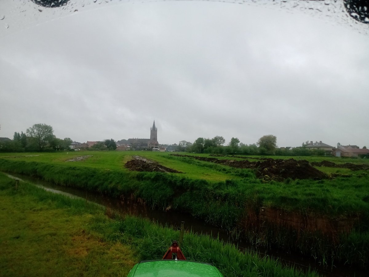 ClaeysFilip's tweet photo. Voorbereidingen Woonuitbreidingsgebied  #westweghe Leffinge. Hopelijk zien mijn nieuwe buren ook graag de boer @GeorgesAllaert  Ze komen wel heel dichtbij #confronterend https://t.co/kUgTdprPWk