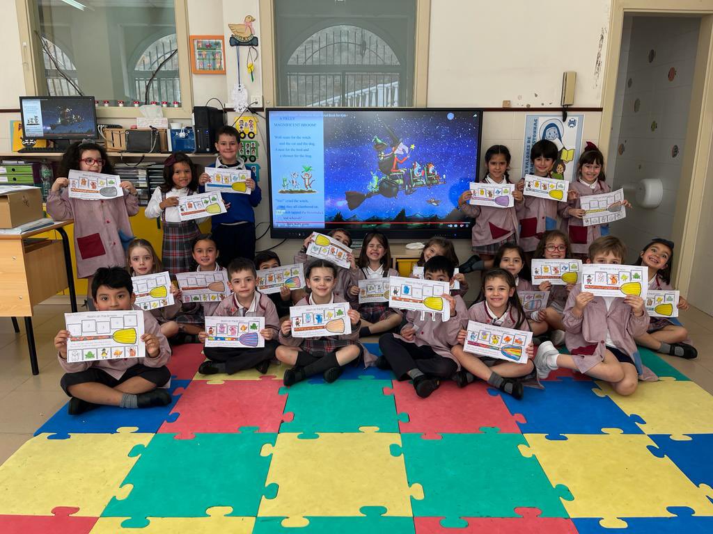 ciamariavigo's tweet photo. A room in the broom #bookday #6thEI #readingisanadventure #storytime https://t.co/Aronlz4aSz