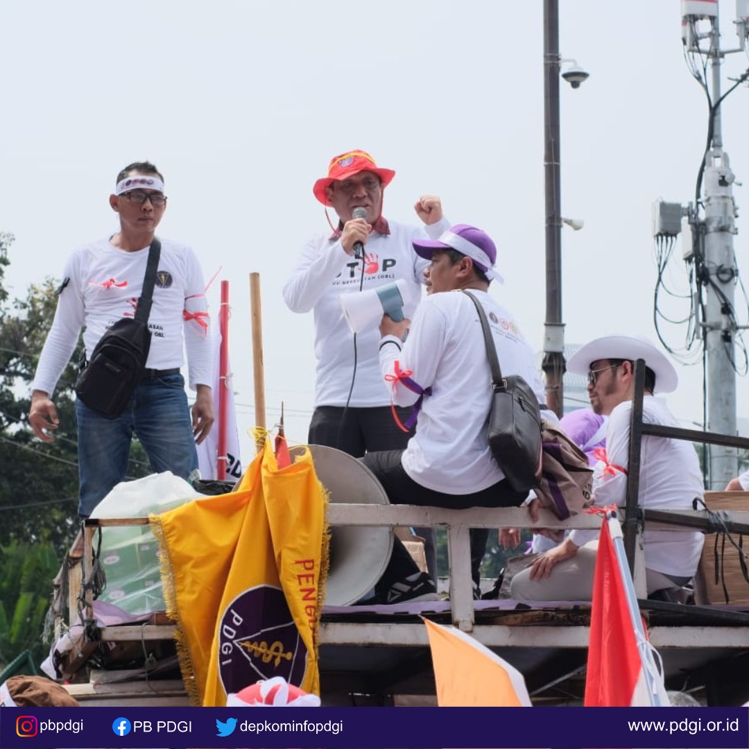 depkominfopdgi's tweet photo. Aksi damai dokter gigi bersama ribuan anggota organisasi profesi lain dalam tuntutannya #tolakruukesehatan di kawasan Patung Kuda Monas tanggal 8 Mei 2023.

#omnibuslaw #pbpdgi #aksidamai #doktergigi https://t.co/2VeZpkzZz2