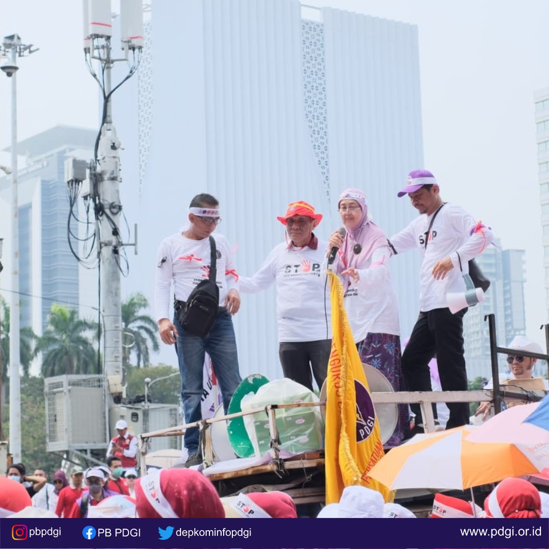 depkominfopdgi's tweet photo. Aksi damai dokter gigi bersama ribuan anggota organisasi profesi lain dalam tuntutannya #tolakruukesehatan di kawasan Patung Kuda Monas tanggal 8 Mei 2023.

#omnibuslaw #pbpdgi #aksidamai #doktergigi https://t.co/2VeZpkzZz2