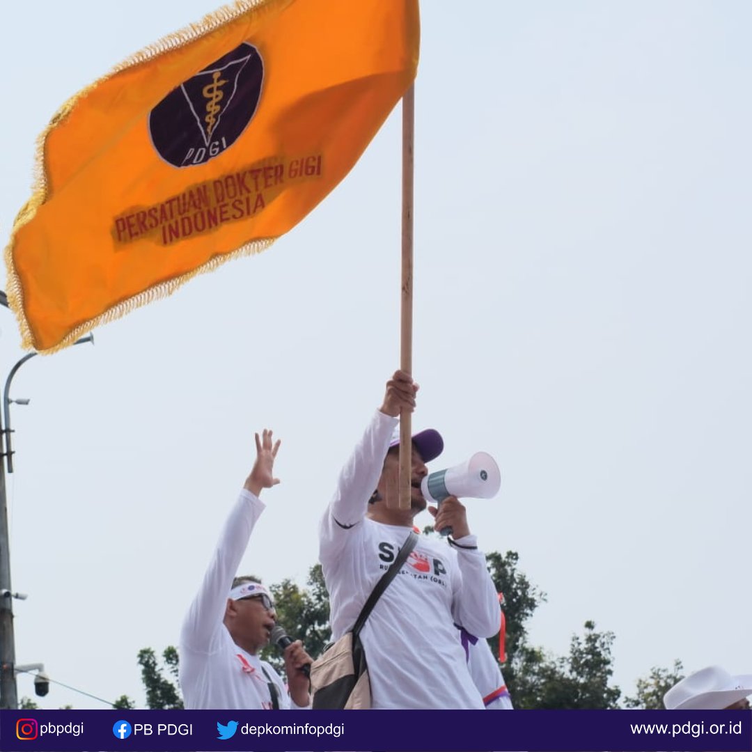 depkominfopdgi's tweet photo. Aksi damai dokter gigi bersama ribuan anggota organisasi profesi lain dalam tuntutannya #tolakruukesehatan di kawasan Patung Kuda Monas tanggal 8 Mei 2023.

#omnibuslaw #pbpdgi #aksidamai #doktergigi https://t.co/2VeZpkzZz2