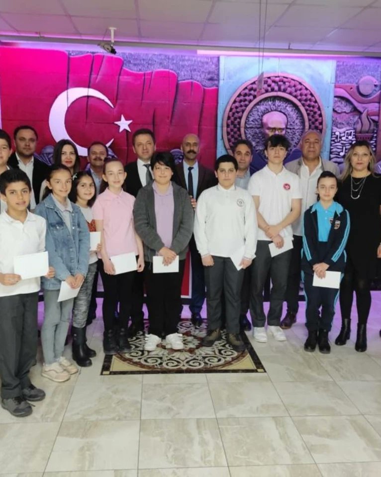 Avcilarilcemem's tweet photo. 5. Türkiye Akıl ve Zekâ Oyunları Turnuvası Avcılar İlçe finalinde derece alan öğrencilerimize ödülleri İlçe Milli Eğitim Müdürümüz Sayın Cevat Dervişoğlu tarafından takdim edildi. @tcmeb @prof_mahmutozer @istanbulilmem @memleventyazici https://t.co/vYs4e0VeLt