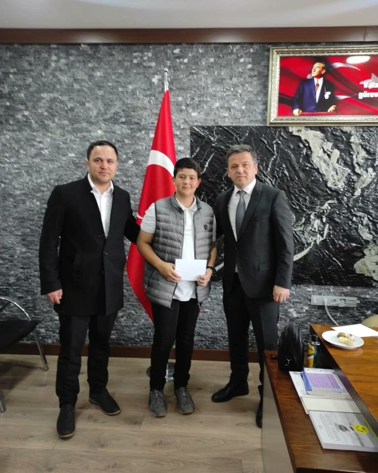 Avcilarilcemem's tweet photo. 5. Türkiye Akıl ve Zekâ Oyunları Turnuvası Avcılar İlçe finalinde derece alan öğrencilerimize ödülleri İlçe Milli Eğitim Müdürümüz Sayın Cevat Dervişoğlu tarafından takdim edildi. @tcmeb @prof_mahmutozer @istanbulilmem @memleventyazici https://t.co/vYs4e0VeLt