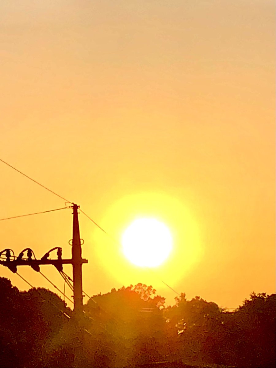Jimin1Best's tweet photo. 今日も一日お疲れさま

夕日に染る西の空

新潟の空も

お天気良さそうで

ひと安心ね

今夜の試合⚾️も

横浜から応援ꉂꉂ📣してます

皆さま優しい夜を🌃💕

#イマソラ
#横浜 https://t.co/hVdfAl61Fj