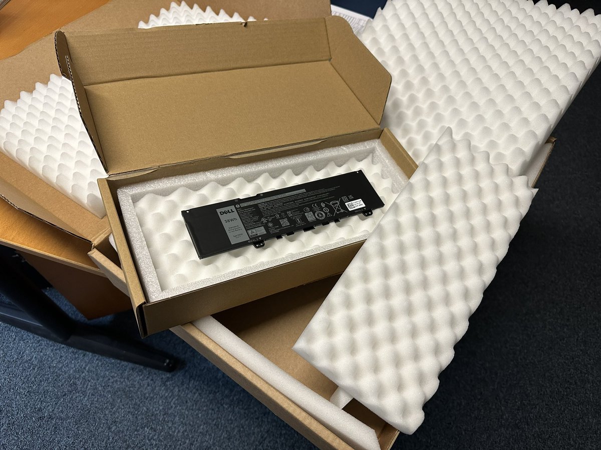 erictabet's tweet photo. #ecocide @DellTech @DellTechFrance Was there no smaller package to send this battery ? 😢🌍 https://t.co/os8FaL13z9