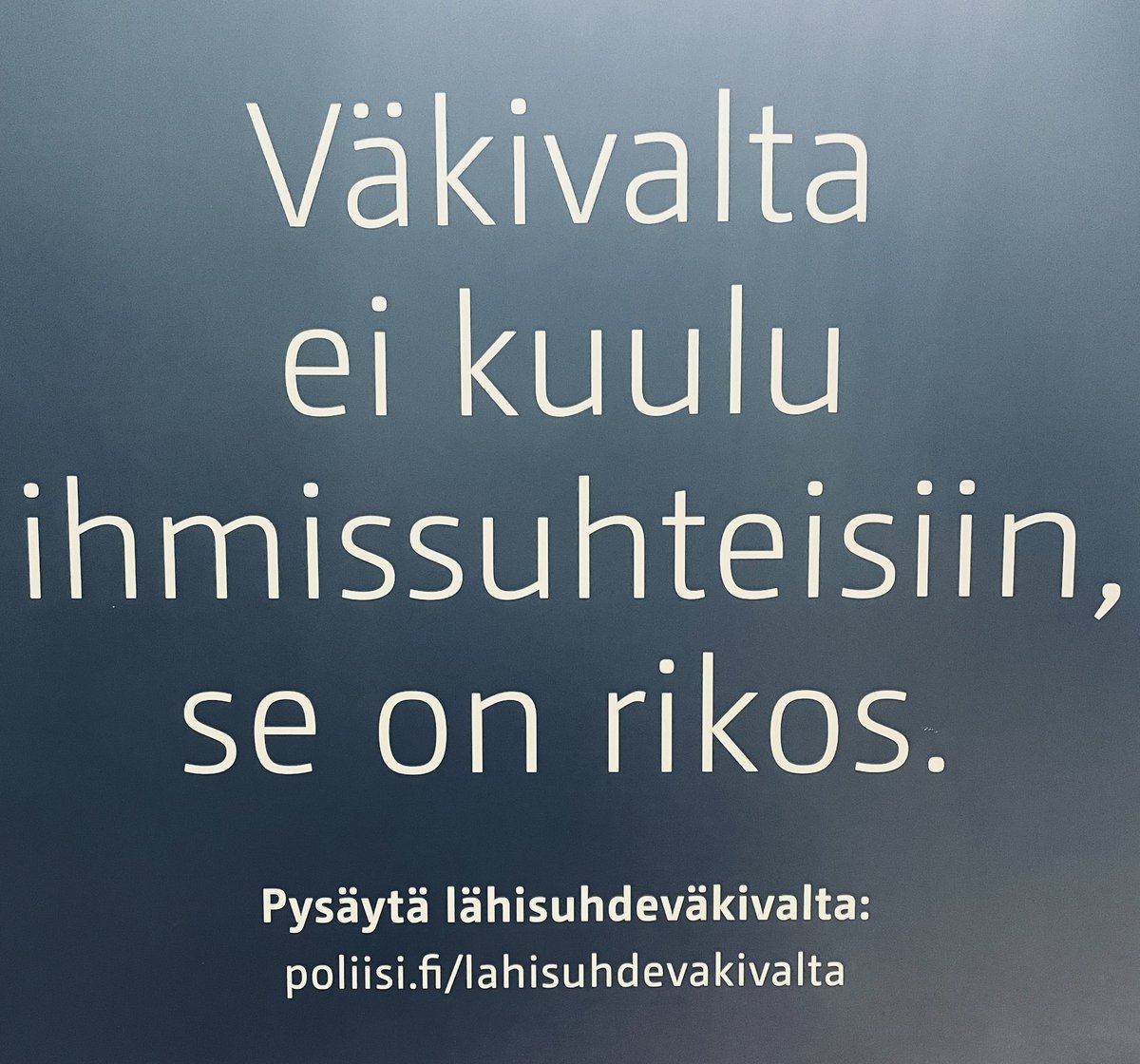 Meidän poliisilaitoksen alueella kirjataan viikossa keskimäärin 9️⃣ rikosilmoitusta lähisuhdeväkivallasta. Poliisin tietoon tullut rikollisuus siis 4️⃣6️⃣8️⃣ tapausta vuodessa. Korostan vielä että kyse on vain ilmi tulleesta rikollisuudesta. Pysäytä lähisuhdeväkivalta!