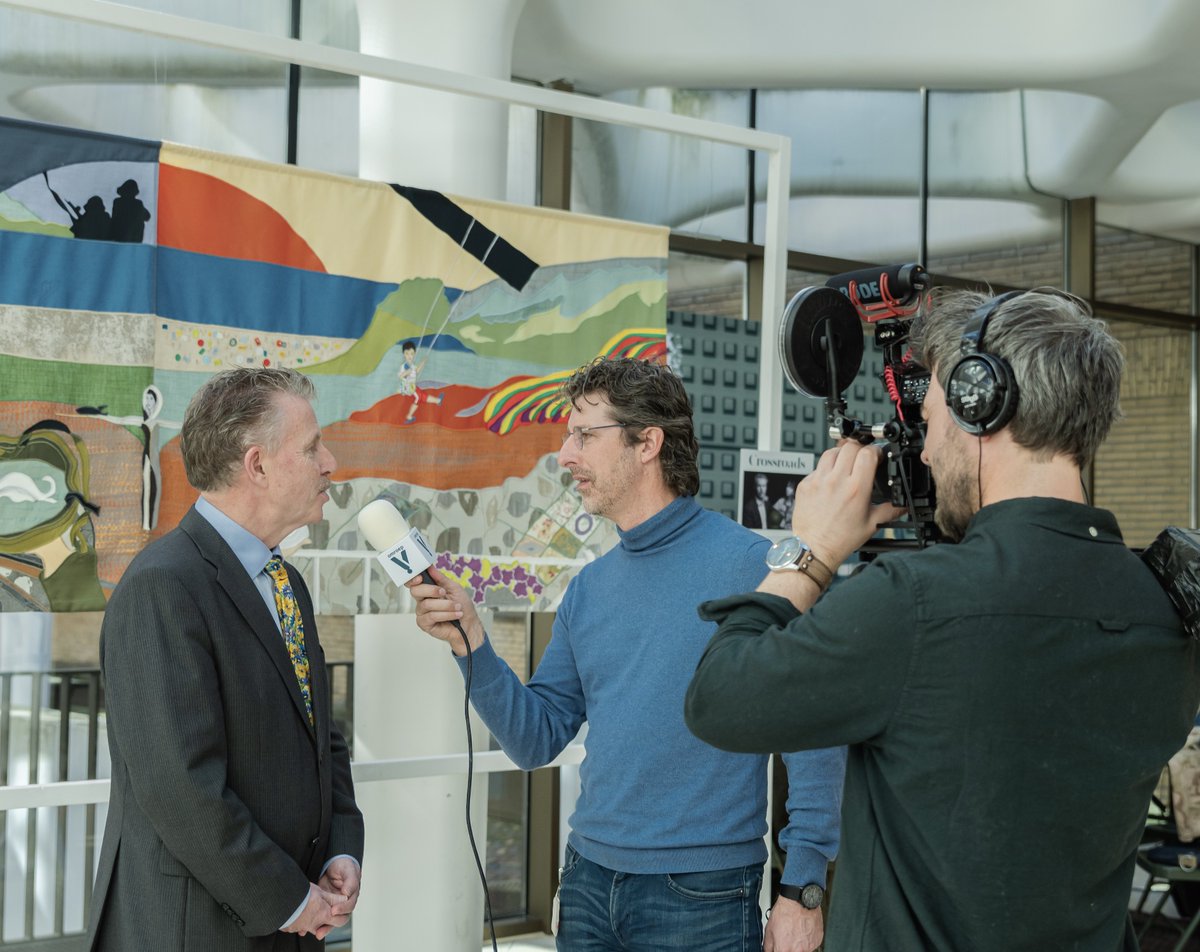 #Omroepv was aanwezig bij de opening van #HelmenVolVerhalen bij het ministerie van @defensie met interviewer @nielsroelen en cameraman/editor Ronald Hendriksen hier in gesprek met mede- initiatiefnemer <a href="/hansdamen/">Hans Damen</a>.

Bekijk: youtu.be/Zzd9lhdR0h0