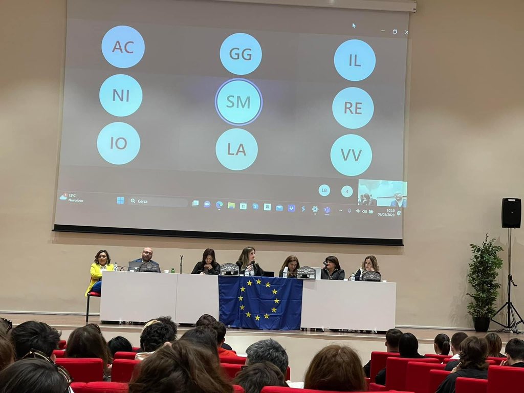 SMAF2022's tweet photo. Oggi celebriamo la giornata dell’Europa presso,L’Auditorium provinciale di Caserta. 
9 Maggio 2023 🇪🇺
“L’Europa ci può aiutare a stare meglio al mondo”.
#Europedirect 
#ASOC2223
#liceofermidiparete
#DottoressaAntoniaGirfatti
#DottoressaAntonellaLaFaci 
#scaccomattoallefrodi
#SMAF https://t.co/AJl0A0TMg2