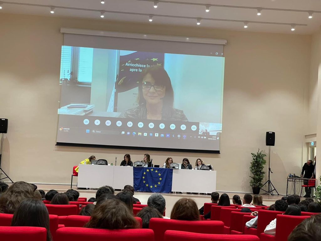 SMAF2022's tweet photo. Oggi celebriamo la giornata dell’Europa presso,L’Auditorium provinciale di Caserta. 
9 Maggio 2023 🇪🇺
“L’Europa ci può aiutare a stare meglio al mondo”.
#Europedirect 
#ASOC2223
#liceofermidiparete
#DottoressaAntoniaGirfatti
#DottoressaAntonellaLaFaci 
#scaccomattoallefrodi
#SMAF https://t.co/AJl0A0TMg2