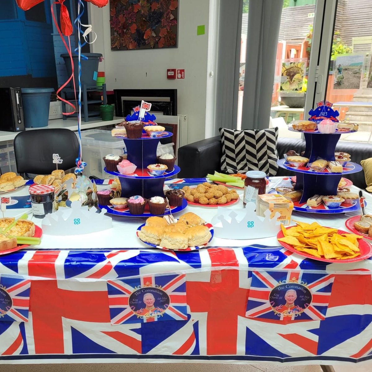 BindingMPioneer's tweet photo. HARP Southend residents spent the Bank Holiday King’s Coronation with an afternoon bake off. Thanks to donations plus invites, cake stands and decorations from the Co-op Coronation boxes given for the event.@coopuk @harpsouthend @Southend0nSea @Southend_Pride @savs_southend https://t.co/KUbeaqjcy5