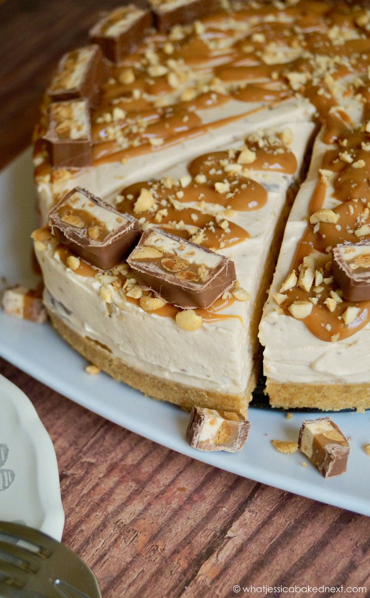 jessbakednext's tweet photo. Snickers Cheesecake 🍫🥜🎂 Biscuit base, a delightful caramel cheesecake filled with chopped Snickers, drizzled with extra caramel, peanuts and even more Snickers bars! 🤎

RECIPE: https://t.co/9nTNsZ3cf5 https://t.co/ALaSmcokTm