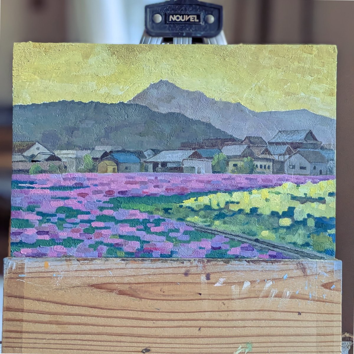 makoshi23's tweet photo. 先山とれんげと菜の花。
部屋でウジウジ描いてる間に季節が過ぎて今れんげ畑は田植えを待つ姿に変わった。 https://t.co/t6dnvxGKZv