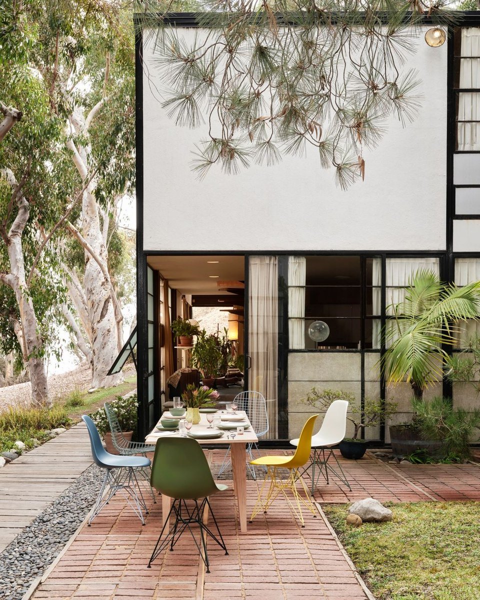 roesch_basel's tweet photo. Gartenmöbel / Sonderausstellung bei roesch!
.

⁠#Vitra #Eames #HomeStories #roesch #innenarchitektur #basel #interiordesign @eamesoffice⁠. Staged at the Eames House, Pacific Palisades, California © Eames Foundation, 2023. https://t.co/JAvjAqboB2