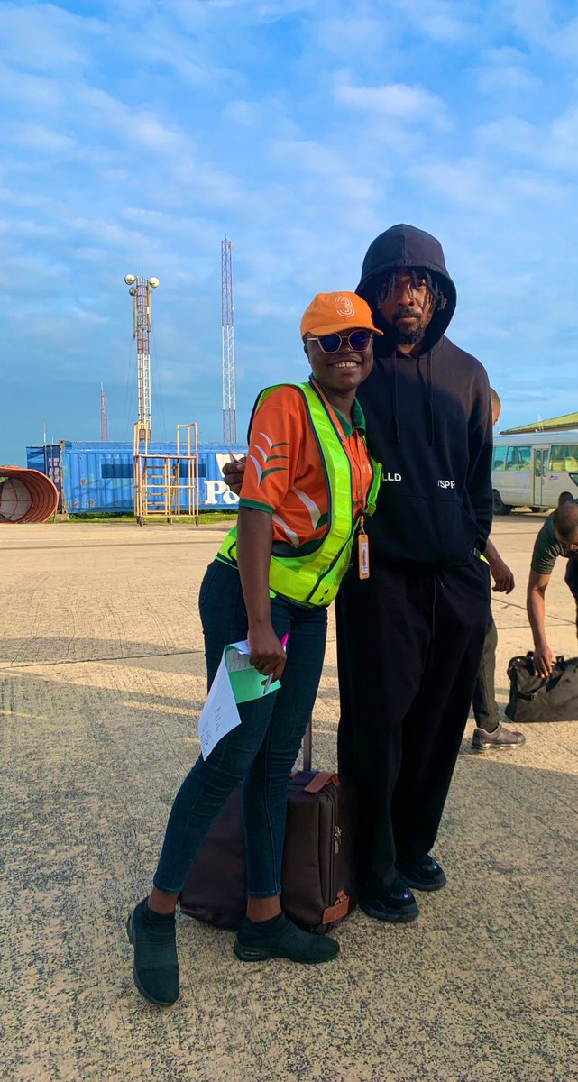yeteeofficial's tweet photo. I get to see a lot of celebrities travel day in day out, but I have never excused any celeb for a photo.
Maybe because of the fear of rejection😂 But I overcame my fear today &amp; thank God @Johnnydrille didn’t turn me down. Super excited to see him finally💃💃 https://t.co/MvUvlRHjz3