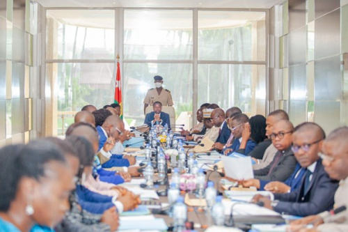 Conseil des ministres : un avant-projet de loi, trois communications et un séminaire gouvernemental republiquetogolaise.com/politique/0905…