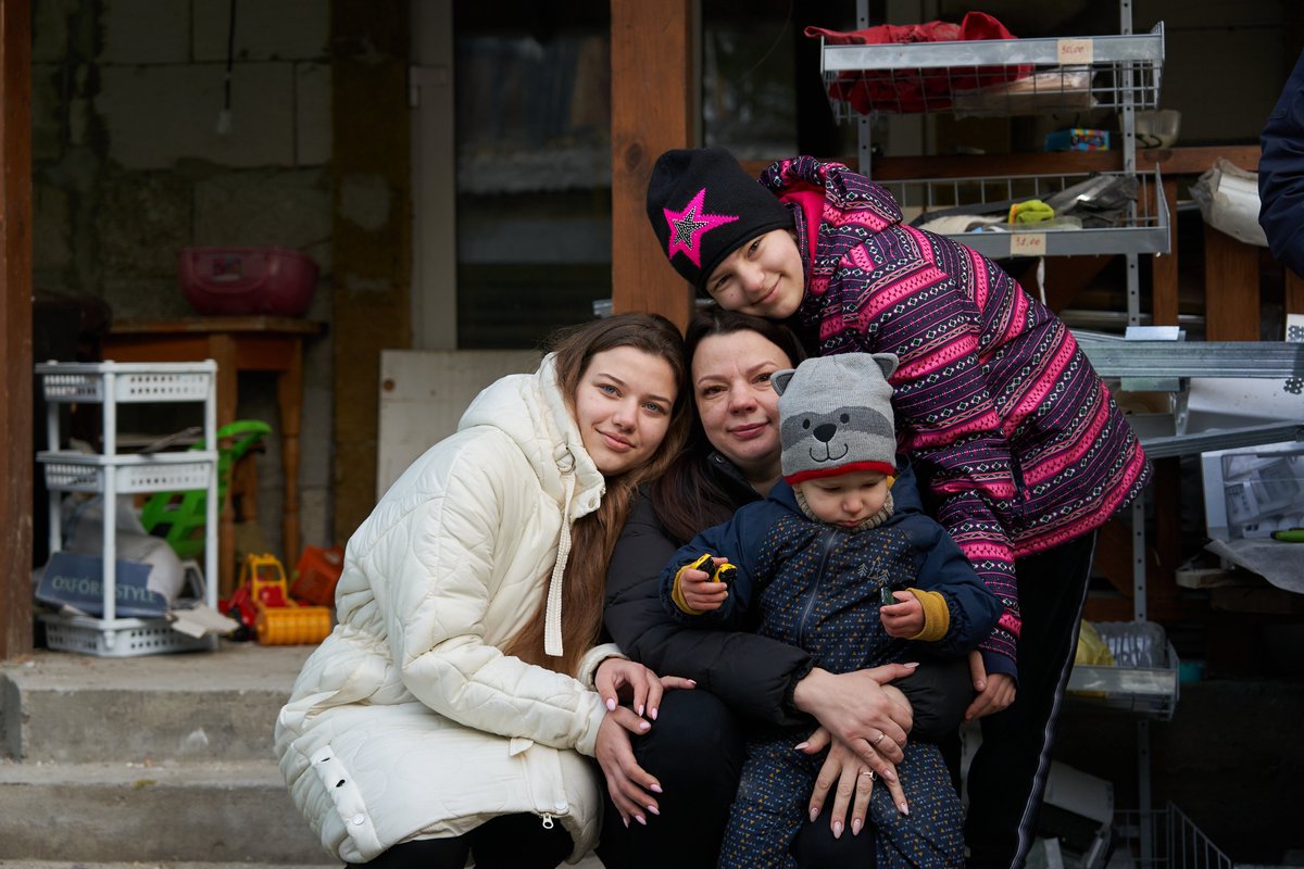 UNICEF_UA's tweet photo. Since the start of the war, more than 250k vulnerable families in Ukraine have received humanitarian cash transfers from UNICEF. Thanks to our partners for supporting this project, including individual & private sector donors from Saudi Arabia. @KSrelief_EN @Saudi_Esports #GWBPS https://t.co/a3lz4Iaw24