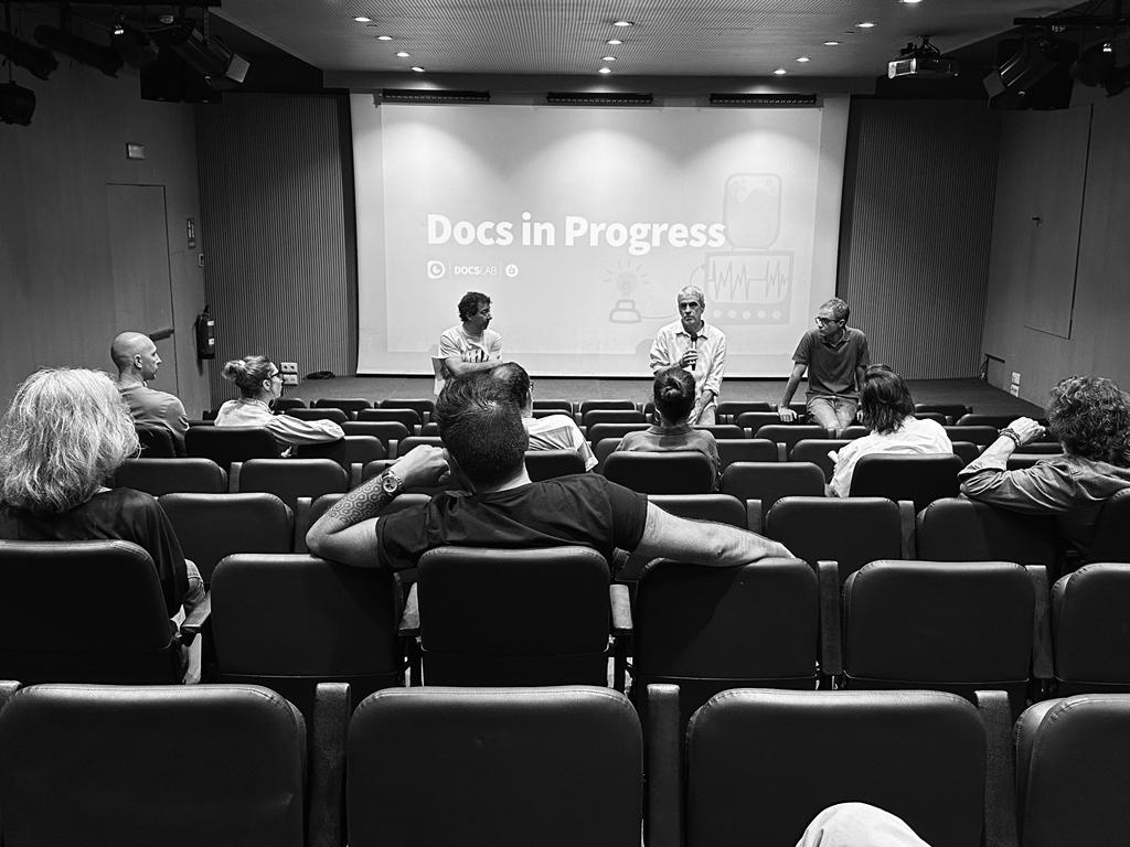 DocsValencia's tweet photo. En esta edición hemos retomado #DocsInProgress, el espacio de DocsLab - À Punt para impulsar proyectos de no ficción con un primer corte.
@IntiCordera de @DocsMX, coordina esta sección de formación en la que participan cinco proyectos.
#7DocsValència https://t.co/mNFitGRAT0