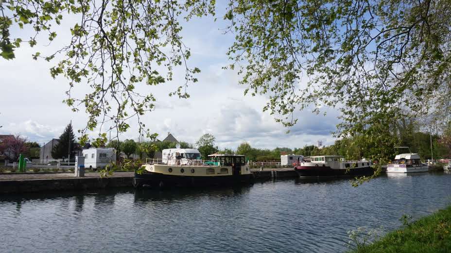 campingcarpark's tweet photo. Bienvenue en Pays de #Nemours !
😍 La nouvelle aire #CAMPINGCARPARK vient d'ouvrir au bord du Canal du #Loing, où les plaisanciers peuvent aussi profiter d'une pause sur cet espace qui a également la fonction de halte #fluviale. ⛵ https://t.co/Tsh1Npnt1G
